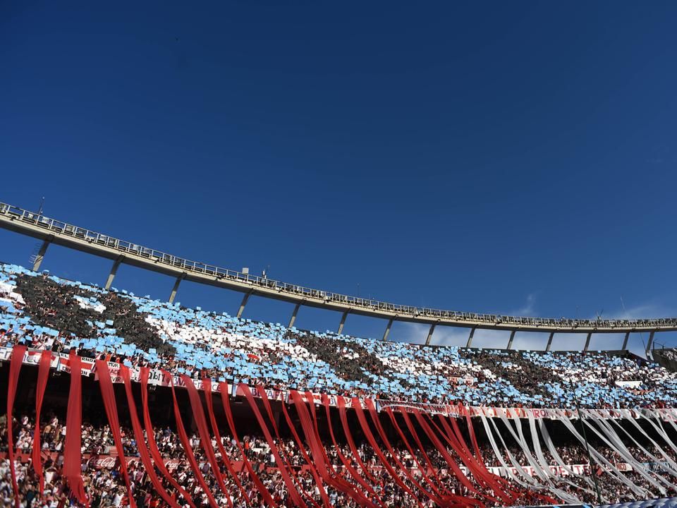 Akcióban a River Plate-drukkerek (Fotó: AFP)