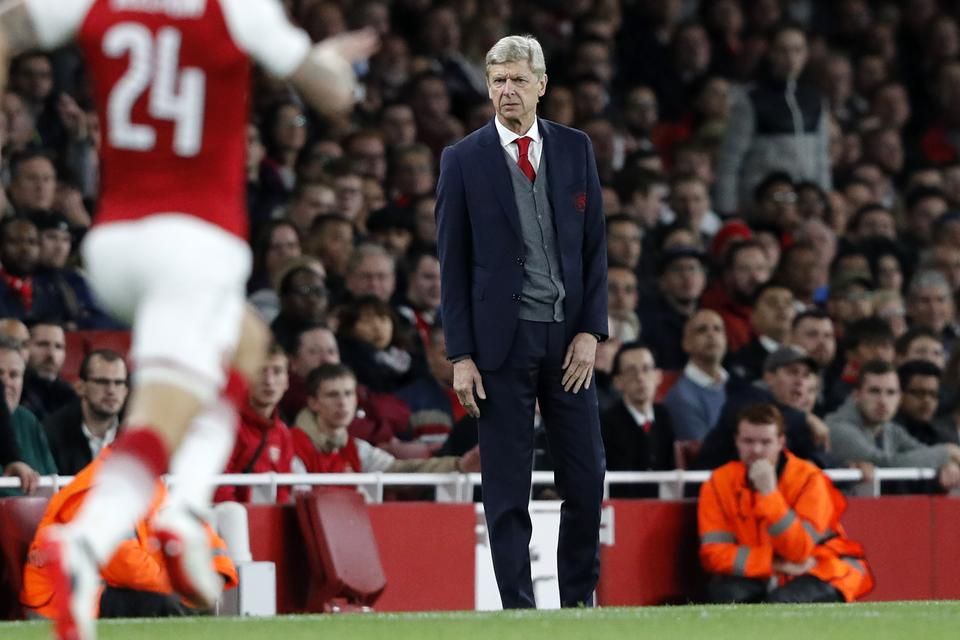 Wenger itt még nem vette fel a kabátot (Fotó: AFP)