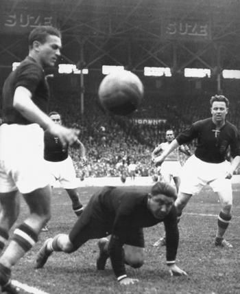 Szabó kapust Szalay (balra) és Polgár lesi 
az 1938-as vb-döntőn (Olaszország: 2:4)