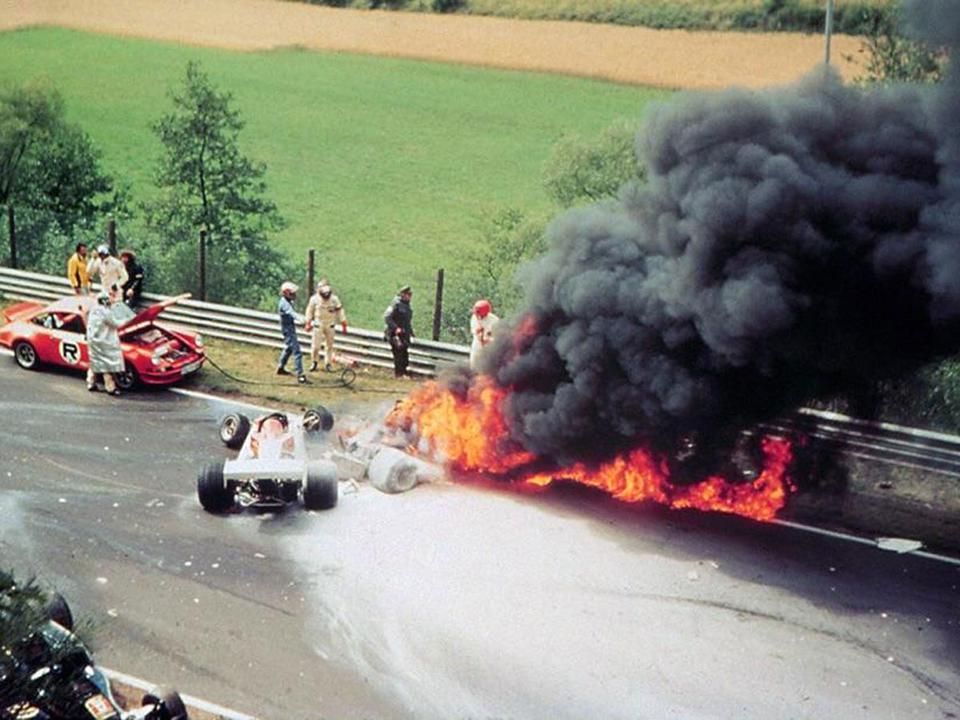 Niki Laudát négy bátor versenyzőtársa húzta ki a lángoló roncsból