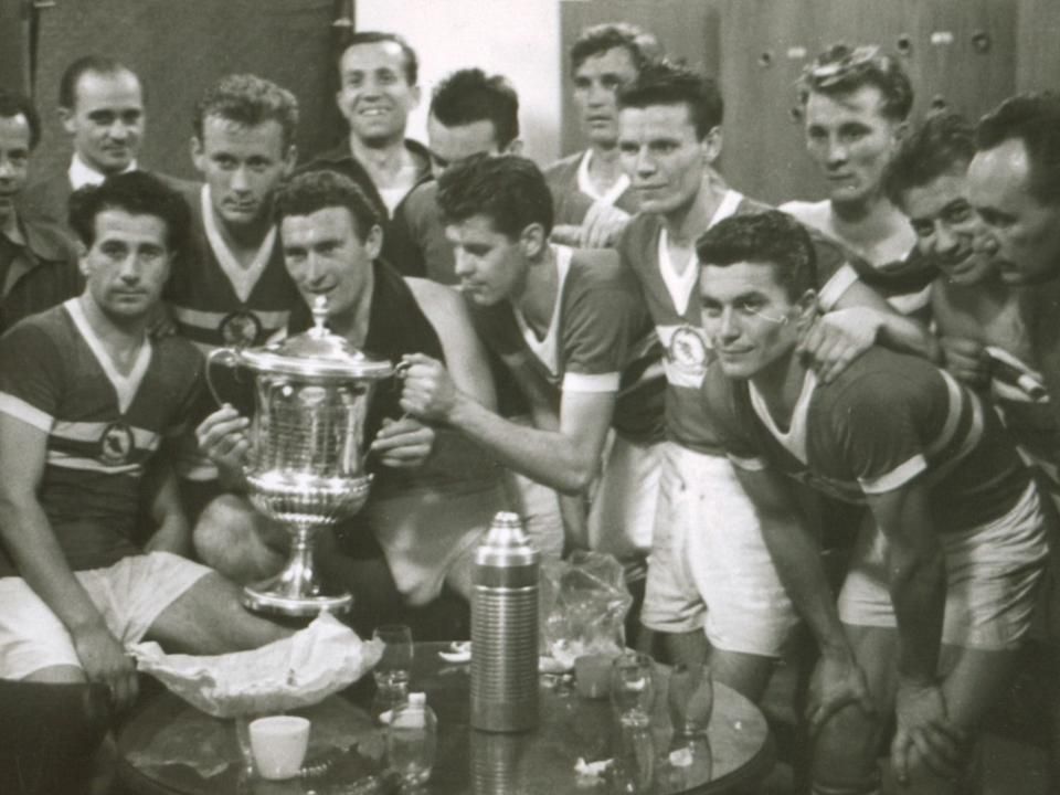 Micsoda társaság: a Honvéd játékosai az 1959-es KK-győzelmet ünneplik