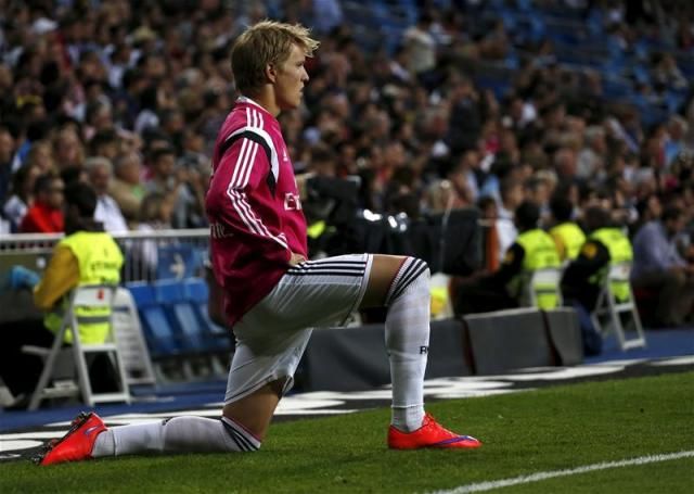 Martin Ödegaard melegít a Santiago Bernabéuban (Fotó: Reuters)