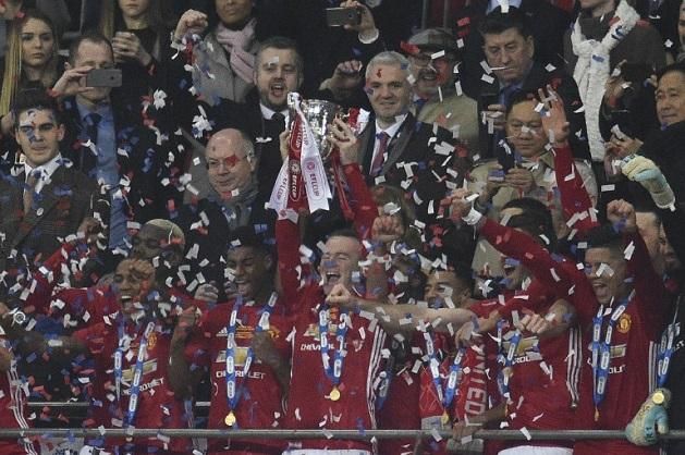 Bár nem játszott a döntőben, Wayne Rooney emelte a magasba a trófeát (Fotó: AFP)