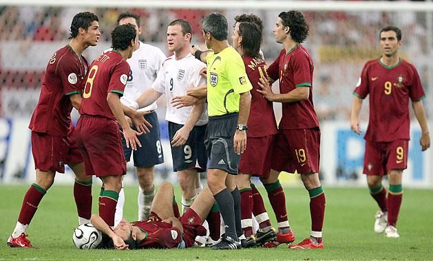 Cristiano Ronaldo (a bal szélen) intézkedik, Wayne Rooneynak nem tetszik (Fotó: AFP)