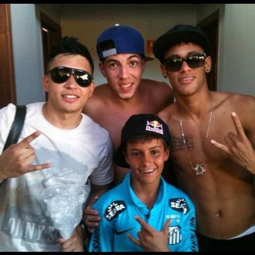 Neymar és barátai, valamind Pedro Caldas (forrás: globo.com)