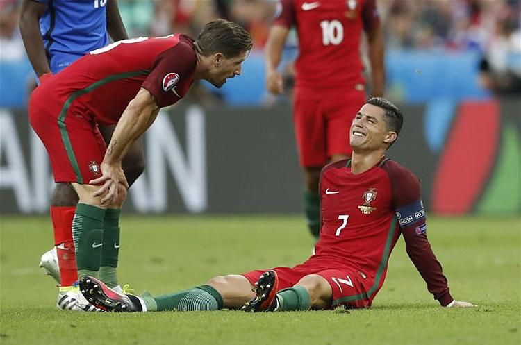 Cristiano Ronaldo itt még bánatában sírt (Fotó: Reuters)