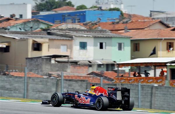 Vettel váltóhiba miatt lemondott a  győzelemről csapattársa, Webber javára