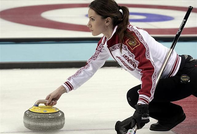 TÖKÉLETES A koncentrációja és a tartása az oroszok szép curlingesének, Anna Szidorovának, akit tegnap a nap csajának választottak meg olvasóink (Fotó: Reuters)