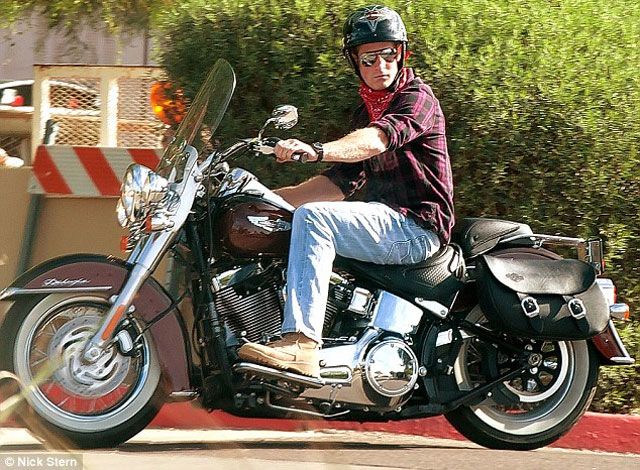 Beckham egy Harley-Davidson nyergében (Fotó: justfashion.ca)