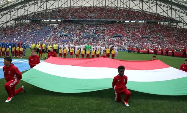 Annál nincs felemelőbb, amikor a legjobb játékosok a gyepen a nemzeti színű zászló előtt a himnuszt hallgatják, a lelátó pedig velük együtt énekel (Fotó: Nemzeti Sport)