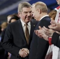 Thomas Bach nem tűnt elégedetlennek 
Vlagyimir Putyinnal kezet fogva