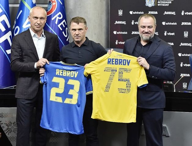 Szerhij Rebrov (középen) mindent megtesz, hogy kivezesse az ukrán válogatottat a 2024-es Európa-bajnokságra