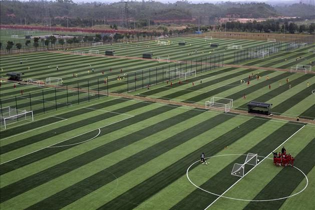 Kínai futballvalóság II.: néhány az Evergrande akadémiájának ötven pályája közül (Fotó: Reuters)