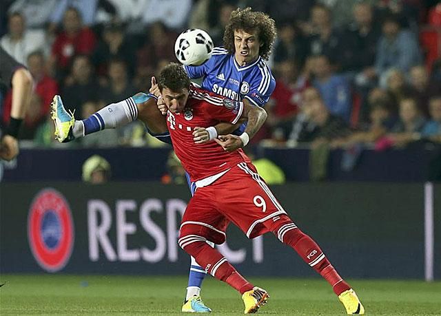 David Luiz a helyzet és ellenfele magaslatán (Fotó: Action Images)