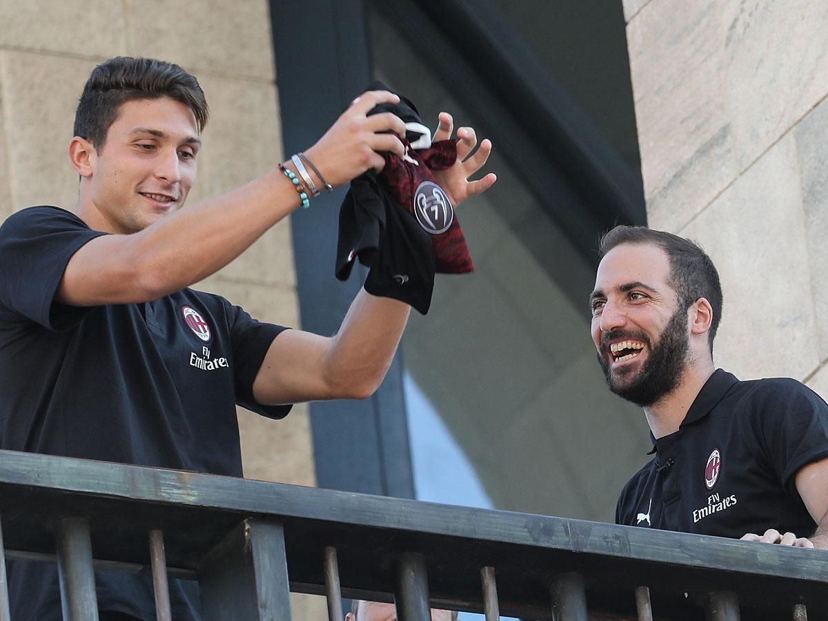 Mattia Caldara és Gonzalo Higuaín, a Milan új játékosai (Fotó: AFP)