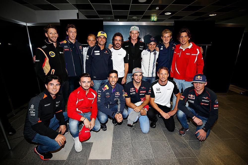 Alonso a pilótatársakkal ünnepelte meg, hogy a 250. F1-es hétvégéjén szerepel – a Mercedes és a Ferrari párosa nem ért rá?
