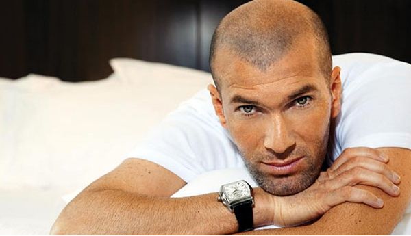 Zinedine Zidane beéri egy IWC-vel is...