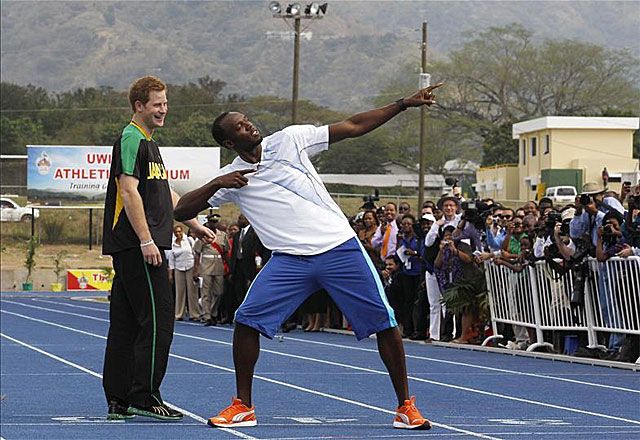 Még jó, hogy előtte Bolt megmutatta, mit csináljon, miután győzött (Fotó: Action Images)