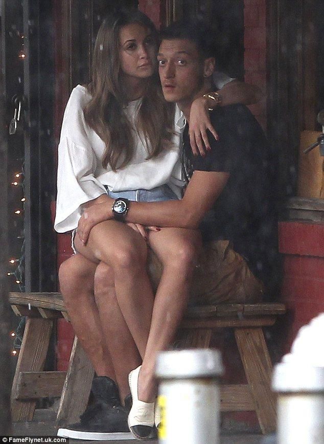 Mandy Capristo és Mesut Özil (forrás: Daily Mail)