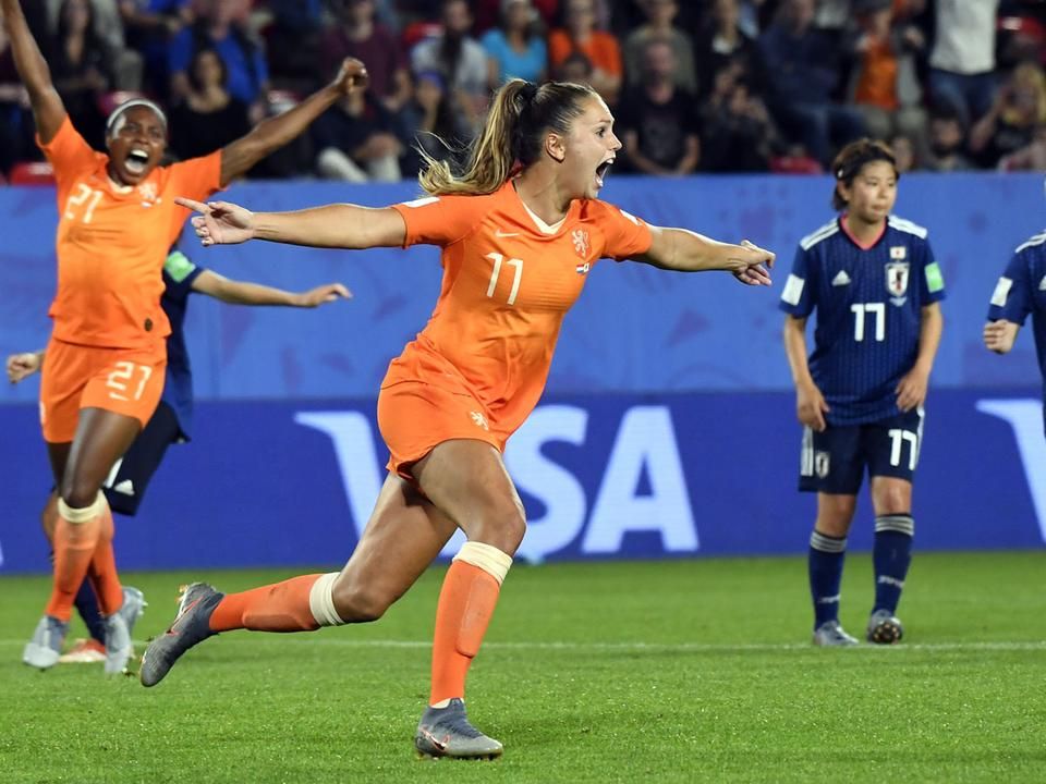 Lieke Martens a negyeddöntőbe lőtte a hollandokat