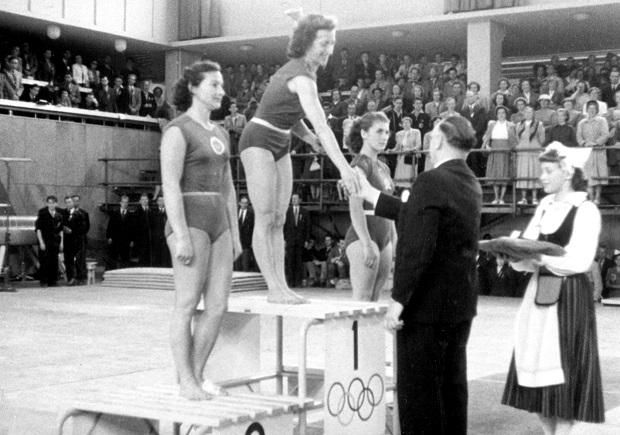 1952, Helsinki: Keleti Ágnes, a talaj első helyezettje átveszi az olimpiai aranyérmet (Fotó: MTI)