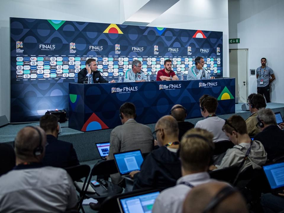 Az UEFA media officerének egyik feladata a sajtótájékoztatók levezénylése