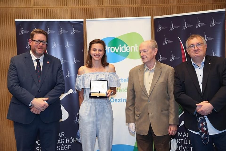 Anna Szilágyi with the Award for Excellence attended by the President of the Association György Szöllősi (left), Honorary President Zoltán Novotny and Tamás Dénes, Chairman of the Award Committee (Photo: Hédi Tumbász)