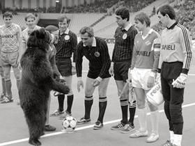 1989-ből egy fedett nagypályás(!) bajnoki meccs a Szovjetunióból a Szpartak Moszkva és a Zalgiris Vilnius között – plusz indokolatlanul egy medve (Fotó: Twitter)