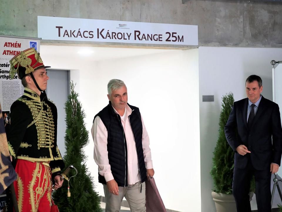 Az Európa-bajnok Orbán László lép be a nagybátyja, Takács Károly nevét viselő 25 méteres pisztolyos lőtér bejáratán