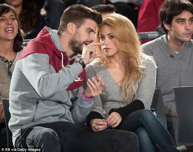 Piqué és Shakira a lelátón (forrás: Daily Mail)