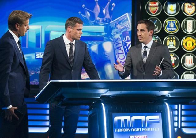 Gary Neville meccset elemez Jamie Carragher mellett a Sky Sports stúdiójában (Forrás: Daily Mail)