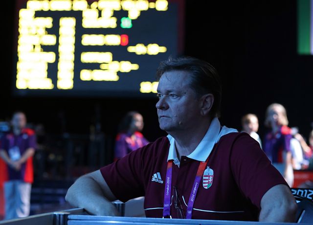 A sikeredző feszülten figyel, a képen Szilágyi mestere, Somlai Béla (Fotó: Nemzeti Sport, Szabó Miklós)