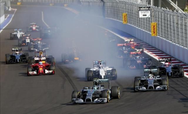 A rajt után Rosberg az élen, de a füstfelhő is mutatja, csúnyán elfékezte magát