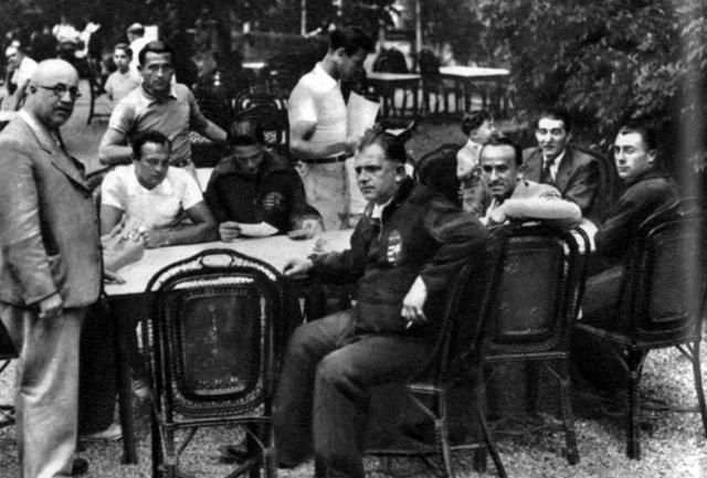 Dietz Károly (áll, balra) és segítője, Schaffer Alfréd (ül középen, cigarettával a kezében) sok mindenben nem értett egyet. Schaffer Spéci mellett jobbra Lázár Gyula, a Tanár úr ül, hátul balra Kohut Vilmos áll, aki Bíró Sándorra támaszkodik