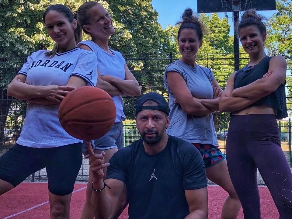 A Chicago Bulls-rajongó humorista és menyasszonya, Vinkó Ágnes (a négy hölgy közül a Jordan feliratú pólóban) is imádja a kosárlabdát – és nem csak nézni