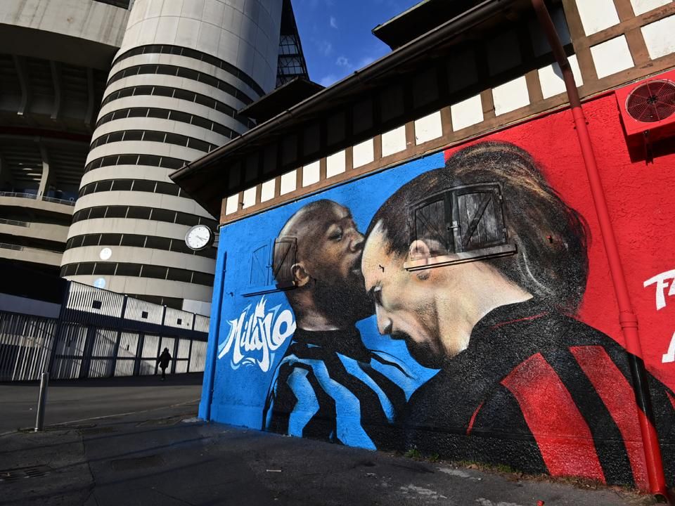 Lukaku és Ibrahimovic január végén az Olasz Kupában találkozott egymással, jelenetük azóta falfestmény lett a stadion mellett (Fotó: AFP)