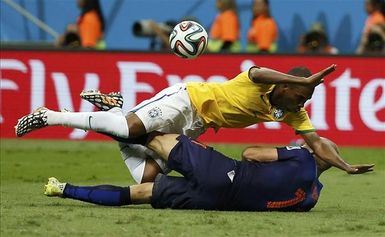 Fernandinho lenyomta Robbent, ám Brazília ugyanezt nem tudta megtenni Hollandiával