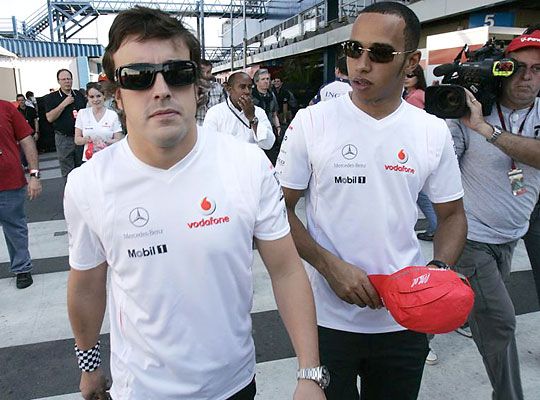 Alonso (balra) és Hamilton nem sokáig bírta egymással...