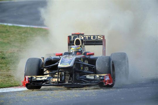 Bruno Senna a hetes kanyarban, ahol a  legtöbb por és kosz van a pályán