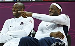 ...és a padon nevetgélve Kobe Bryant (balra) mellett
