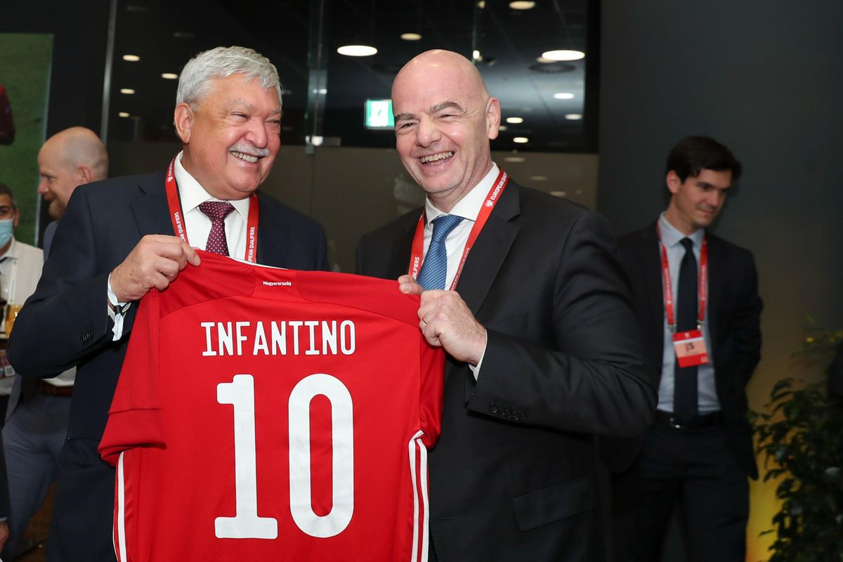 Csányi  Sándor, az MLSZ elnöke a magyar labdarúgó-válogatott mezével  ajándékozta meg a Budapester látogató FIFA-elnököt, Gianni Infantinót  (Fotó: MLSZ)