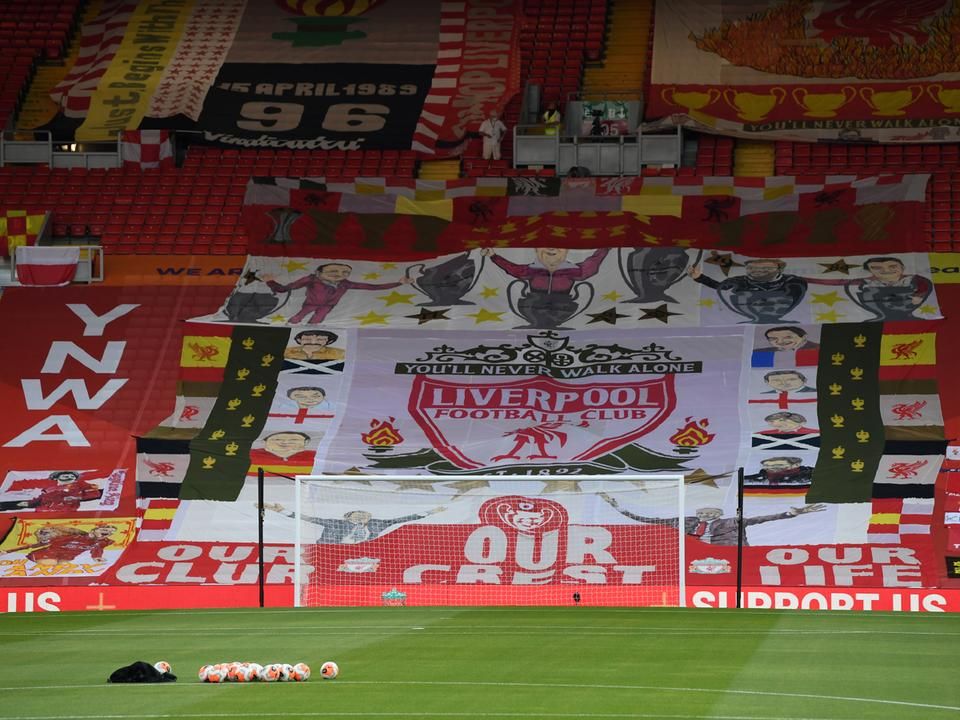 A Kop helyét zászlóerdő borította az Anfielden (Fotó: AFP)