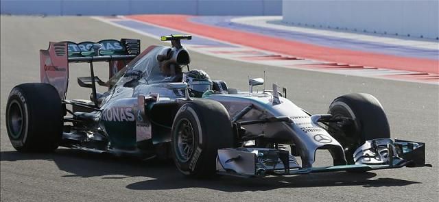Rosberg a 2. kör óta a közepesen kemény gumikon megy
