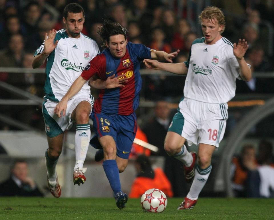 Lionel Messi ellen Arbeloa (balra) és Dirk Kuyt is kevés volt olykor