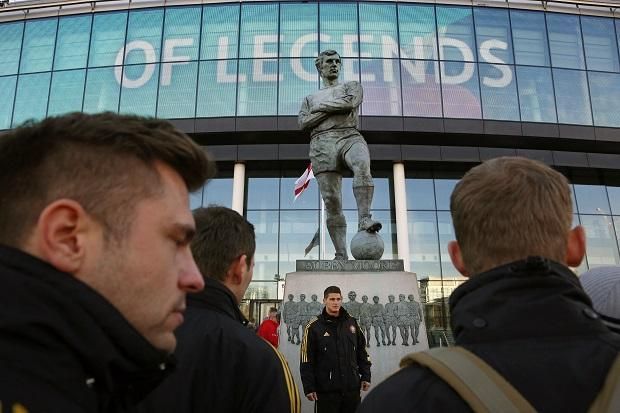 A világ egyik leghíresebb stadionja, a londoni Wembley előtt áll a szobra (Fotó: AFP)