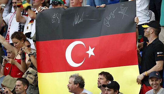 Német szurkolók zászlója a 2008-as Németország–Törökország Eb-elődöntőn