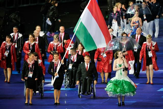A magyar küldöttség bevonulása