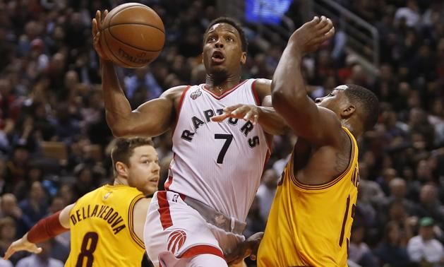 A nagy napot kifogó Kyle Lowry (Toronto Raptors) tör kosárra Tristan Thompson (13) és Matthew Dellavedova (8, mindkettő Cleveland Cavaliers) között (Fotó: Reuters)