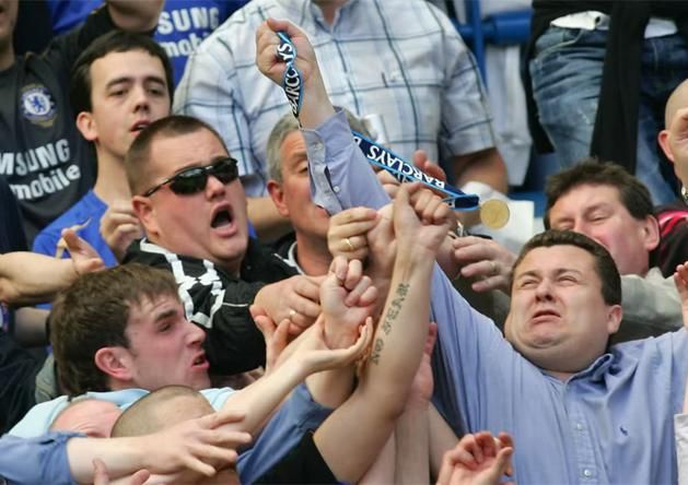 Mourinho már 2005-ben, a Chelsea-vel megnyert PL-aranyérmét is a szurkolók közé dobta (Fotó: Getty Images, archív)