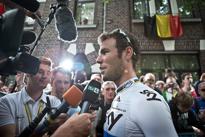 Mark Cavendish interjút ad az egyik szakasz után (Fotó: Scott Mitchell/Team Sky Cycling)